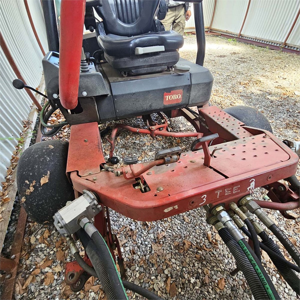 Toro Greensmaster 3250-D - Zāles pļāvējs: foto 4 Toro Greensmaster 3250-D - Zāles pļāvējs: foto 4