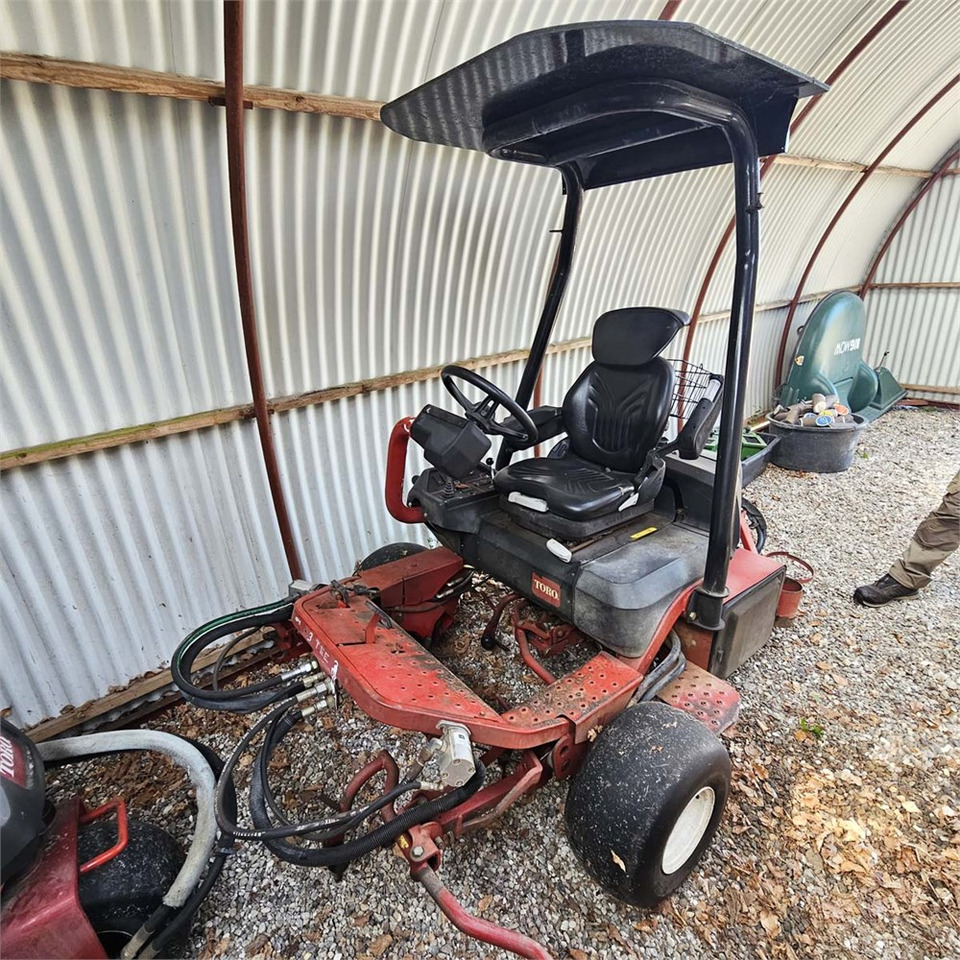 Toro Greensmaster 3250-D - Zāles pļāvējs: foto 2 Toro Greensmaster 3250-D - Zāles pļāvējs: foto 2