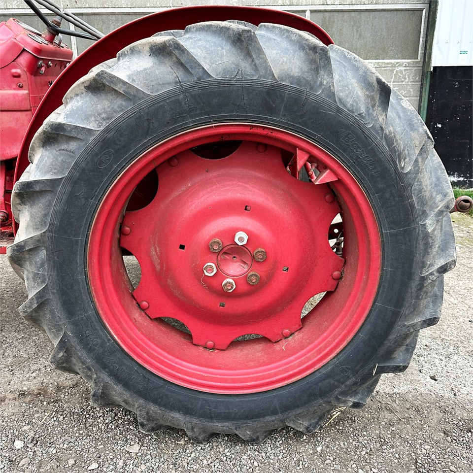 Traktors Volvo 400: foto 29