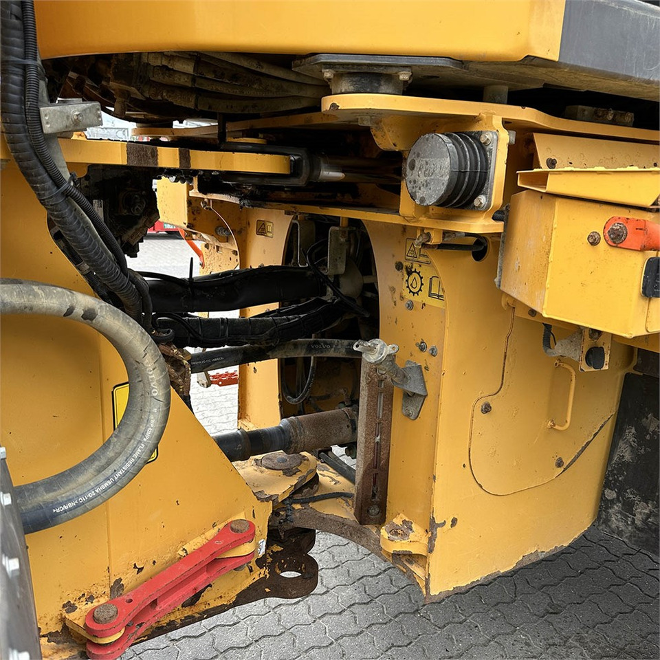 Riteņu iekrāvējs Volvo L120 H: foto 37