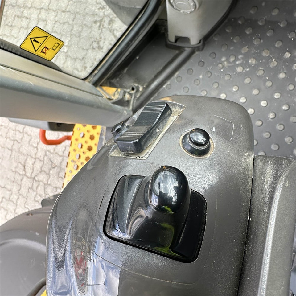 Riteņu iekrāvējs Volvo L120 H: foto 14
