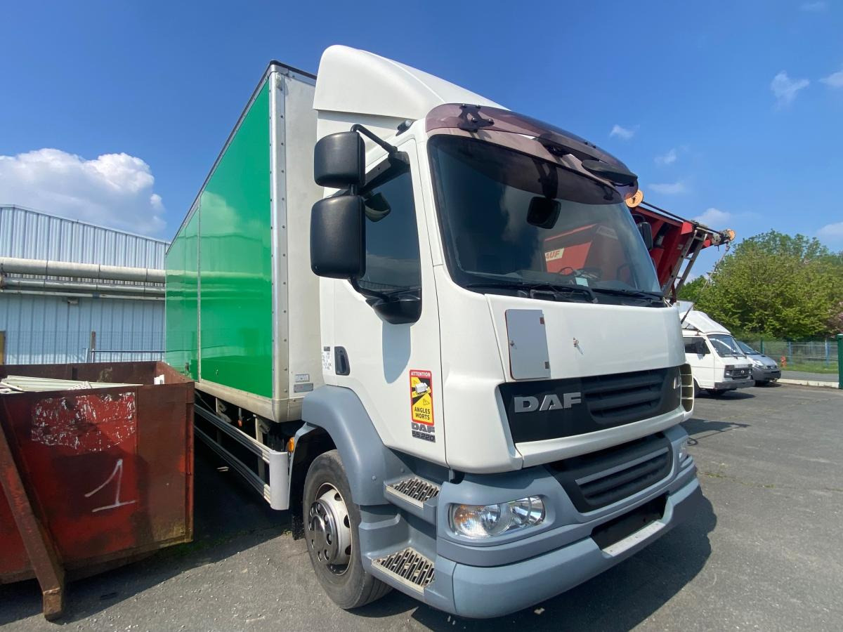DAF LF 55.220 - Kravas automašīna ar slēgto virsbūvi: foto 2 DAF LF 55.220 - Kravas automašīna ar slēgto virsbūvi: foto 2