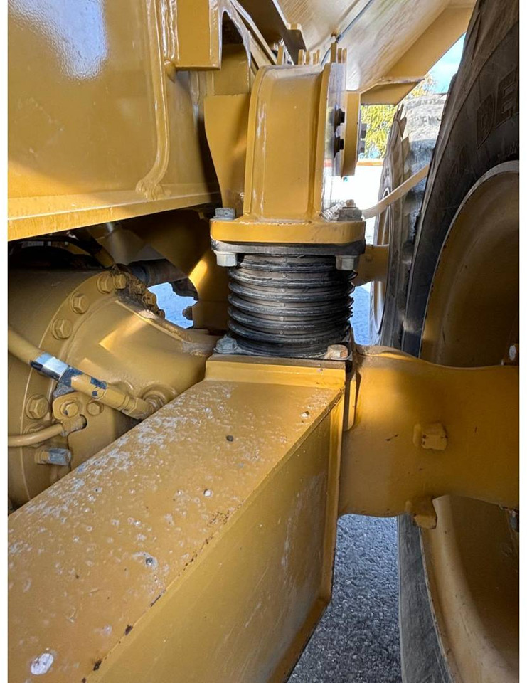 Artikulētias pašizgāzējs CAT 730: foto 19