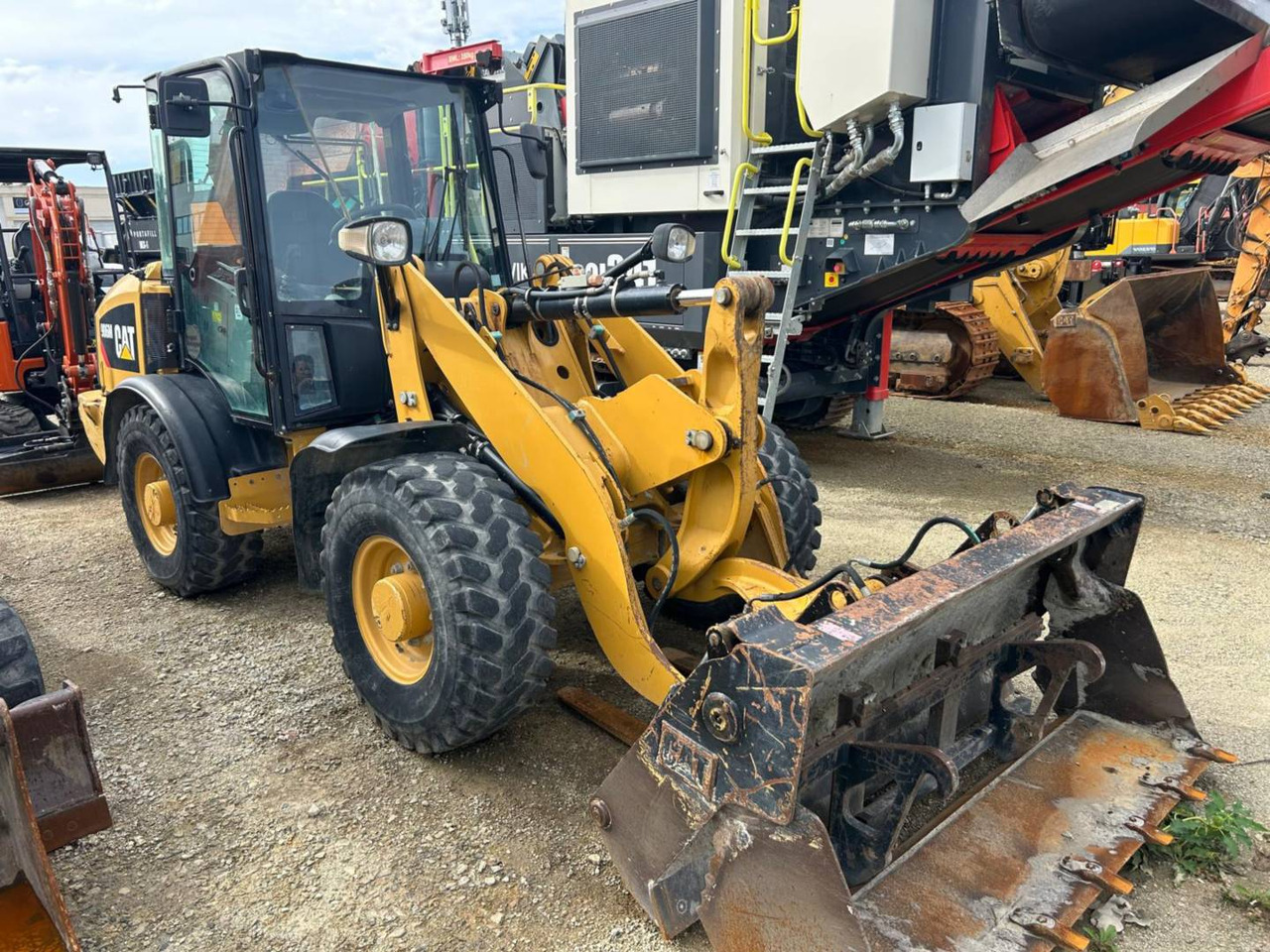 CAT 906M - Riteņu iekrāvējs: foto 2 CAT 906M - Riteņu iekrāvējs: foto 2