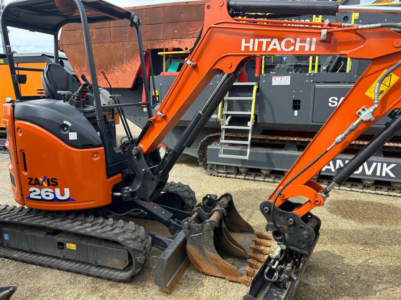 HITACHI ZX26U-6 - Kāpurķēžu ekskavators: foto 2 HITACHI ZX26U-6 - Kāpurķēžu ekskavators: foto 2