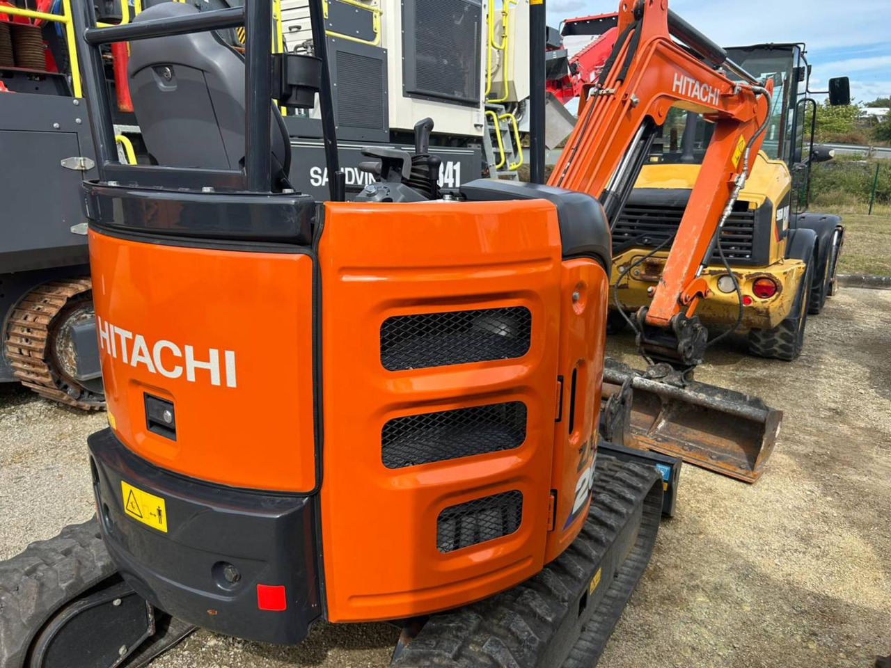 HITACHI ZX26U-6 - Kāpurķēžu ekskavators: foto 3 HITACHI ZX26U-6 - Kāpurķēžu ekskavators: foto 3