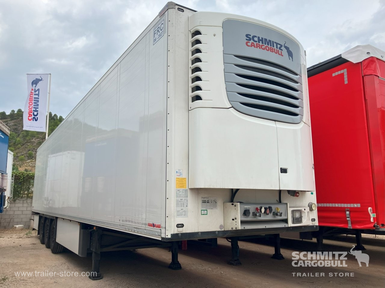SCHMITZ Semiremolque Frigo Standard - Puspiekabe izotermiskais: foto 1 SCHMITZ Semiremolque Frigo Standard - Puspiekabe izotermiskais: foto 1