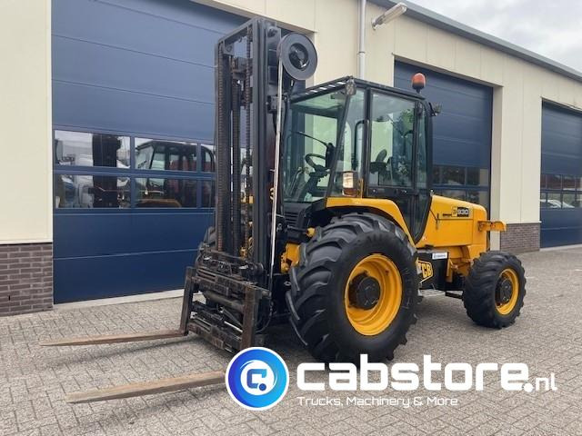 JCB 930 Off-Road forklift - Ruwterrein heftruck -Bouwjaar 2008 - 4x4 - 4WD - Side shift - Vorkverstelling - 550 cm hefhoogte - Bezceļu autokrāvējs: foto 1 JCB 930 Off-Road forklift - Ruwterrein heftruck -Bouwjaar 2008 - 4x4 - 4WD - Side shift - Vorkverstelling - 550 cm hefhoogte - Bezceļu autokrāvējs: foto 1