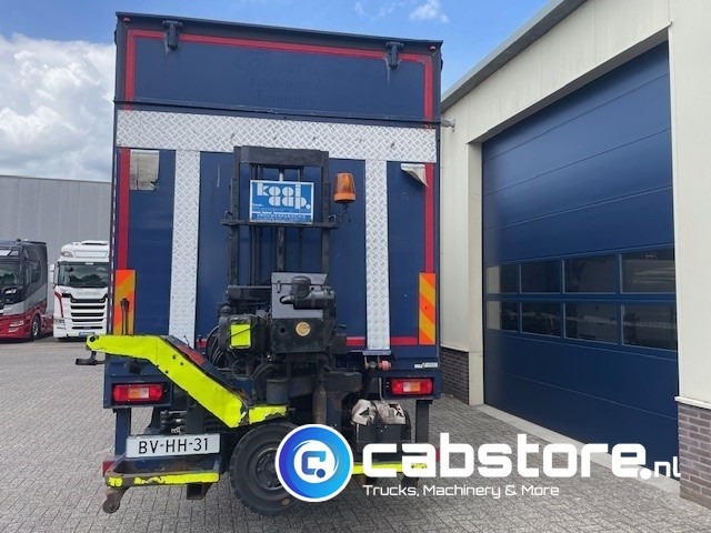 Volvo FM9 4X2R FAL9.0 RAD-A4 Volvo FM300 4x2 Euro 5 bakwagen - Schuifzeilen - Laadklep 2000 kg - Bouwjaar 2008 - Kooi-Aap heftruck - Furgons ar slēgtā virsbūve: foto 4 Volvo FM9 4X2R FAL9.0 RAD-A4 Volvo FM300 4x2 Euro 5 bakwagen - Schuifzeilen - Laadklep 2000 kg - Bouwjaar 2008 - Kooi-Aap heftruck - Furgons ar slēgtā virsbūve: foto 4