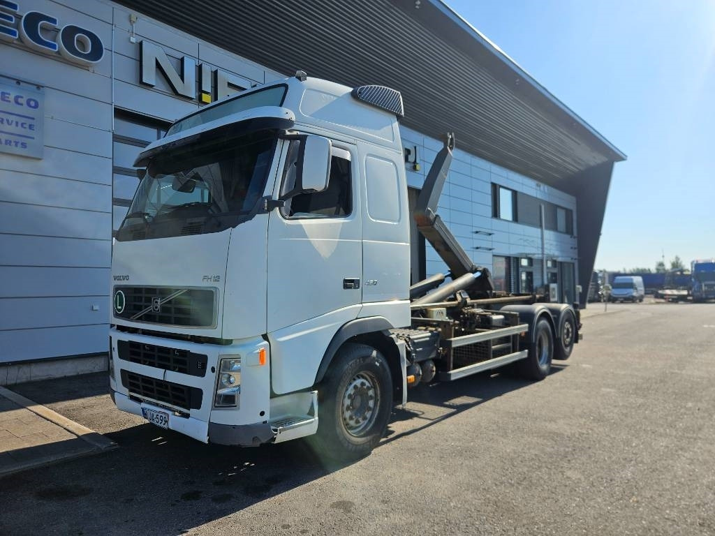 Volvo FH12 460 - Pacēlājs ar āķi: foto 1 Volvo FH12 460 - Pacēlājs ar āķi: foto 1