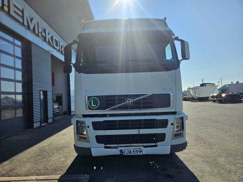 Volvo FH12 460 - Pacēlājs ar āķi: foto 2 Volvo FH12 460 - Pacēlājs ar āķi: foto 2