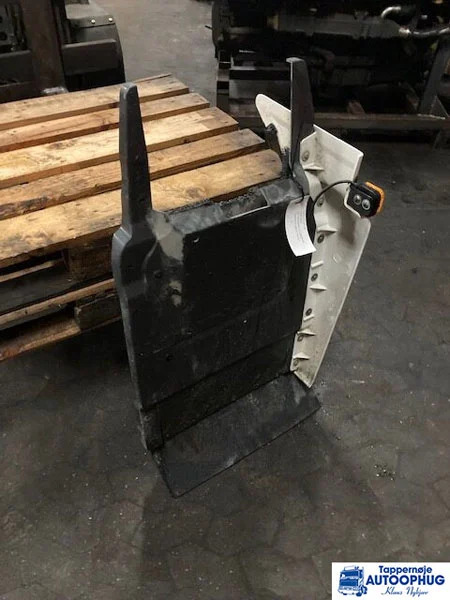 MAN Forskærme MAN 81.61210-0754 - Virsbūve un ārpuse - Kravas automašīna: foto 4 MAN Forskærme MAN 81.61210-0754 - Virsbūve un ārpuse - Kravas automašīna: foto 4