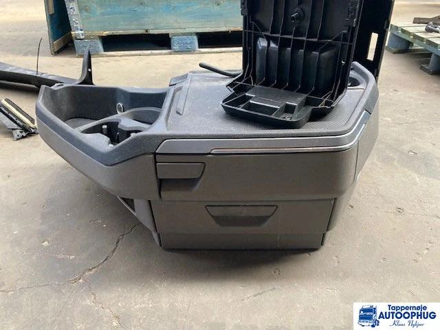 Scania Midterkonsol – Scania 2901429 - Kabīne un interjers - Kravas automašīna: foto 1 Scania Midterkonsol – Scania 2901429 - Kabīne un interjers - Kravas automašīna: foto 1