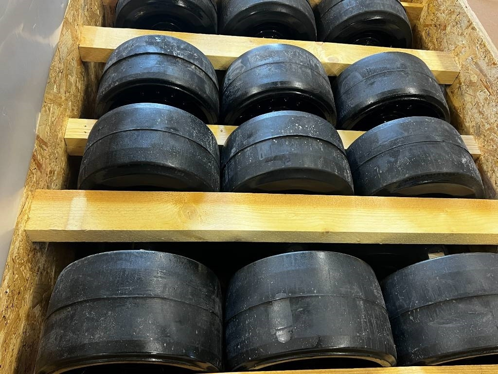 CNH Track rollers for tracks - CNH - Quadtrac/Steiger - Riepa - Lauksaimniecības tehnika: foto 4 CNH Track rollers for tracks - CNH - Quadtrac/Steiger - Riepa - Lauksaimniecības tehnika: foto 4