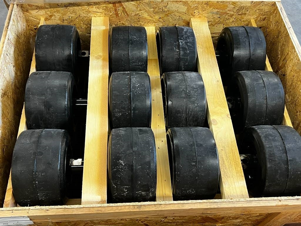 CNH Track rollers for tracks - CNH - Quadtrac/Steiger - Riepa - Lauksaimniecības tehnika: foto 2 CNH Track rollers for tracks - CNH - Quadtrac/Steiger - Riepa - Lauksaimniecības tehnika: foto 2