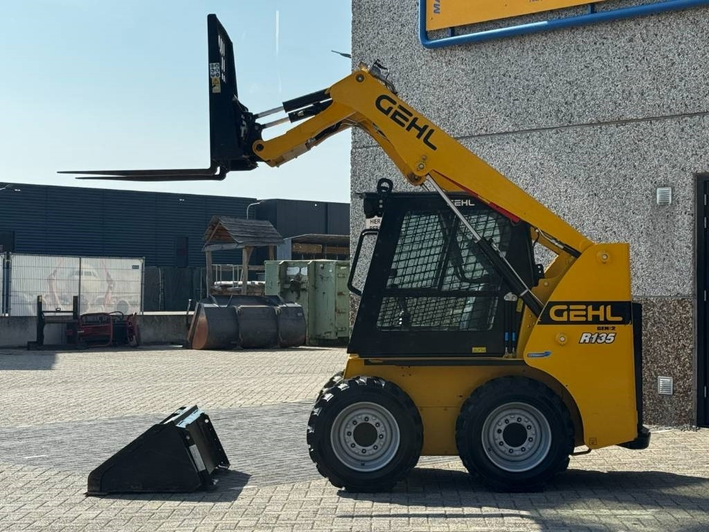 Gehl R135 / Manitou 1350R Skid Steer, 2022 - Kompaktiekrāvējs: foto 2 Gehl R135 / Manitou 1350R Skid Steer, 2022 - Kompaktiekrāvējs: foto 2