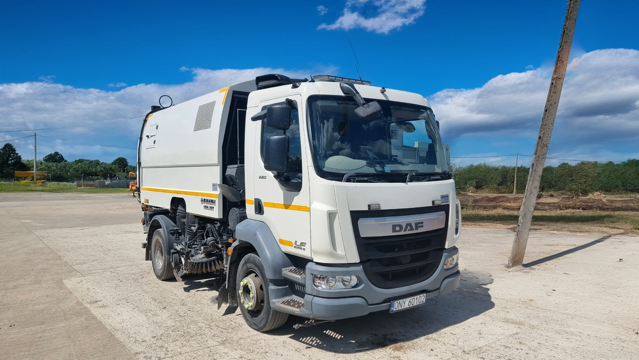 DAF LF220 - Ielu tīrīšanas mašīna: foto 1 DAF LF220 - Ielu tīrīšanas mašīna: foto 1