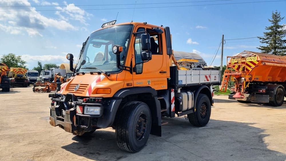 MERCEDES-BENZ Unimog U400 - Komunālais traktors: foto 1 MERCEDES-BENZ Unimog U400 - Komunālais traktors: foto 1