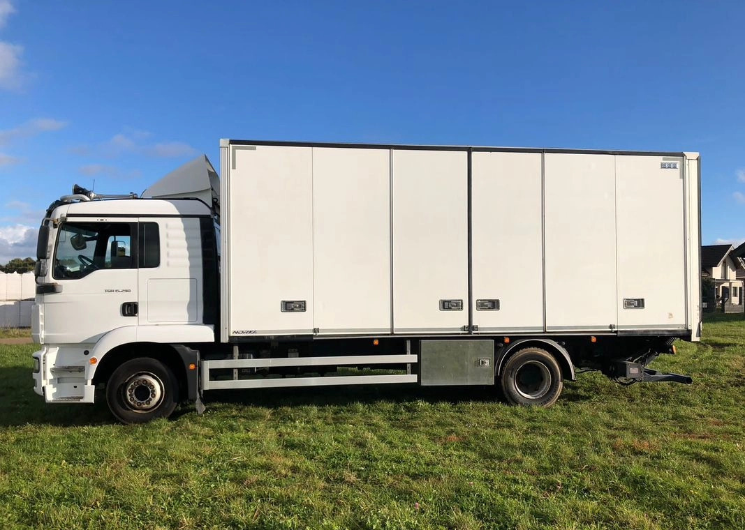 MAN 15.290 Winda Bok otwierany 18 Palet - Izometriskais kravas automašīna: foto 2 MAN 15.290 Winda Bok otwierany 18 Palet - Izometriskais kravas automašīna: foto 2