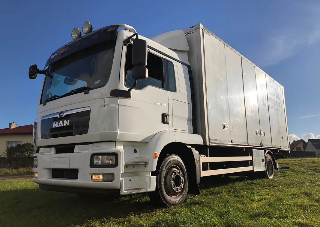 MAN 15.290 Winda Bok otwierany 18 Palet - Izometriskais kravas automašīna: foto 1 MAN 15.290 Winda Bok otwierany 18 Palet - Izometriskais kravas automašīna: foto 1