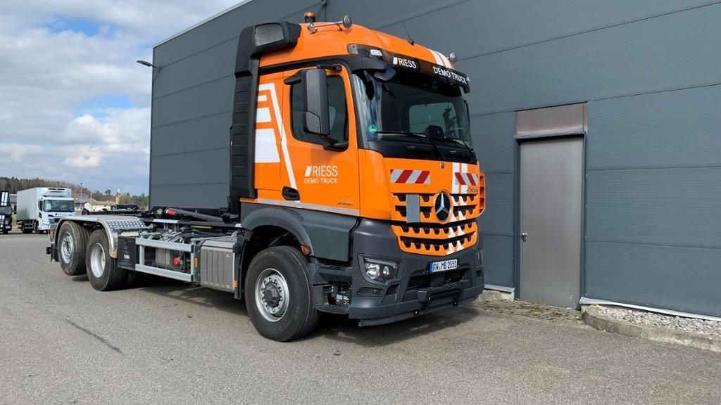 Mercedes-Benz 2551 L Abrollkipper mit HAD, gelenkter liftbarer - Kravas automašīna: foto 1 Mercedes-Benz 2551 L Abrollkipper mit HAD, gelenkter liftbarer - Kravas automašīna: foto 1