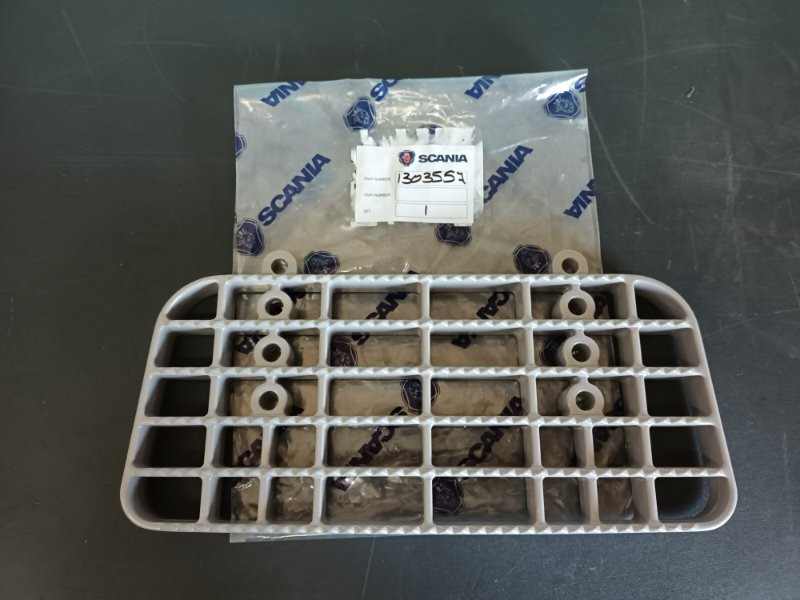 SCANIA STEP PLATE - 1303557 - Pakāpiens - Kravas automašīna: foto 1 SCANIA STEP PLATE - 1303557 - Pakāpiens - Kravas automašīna: foto 1