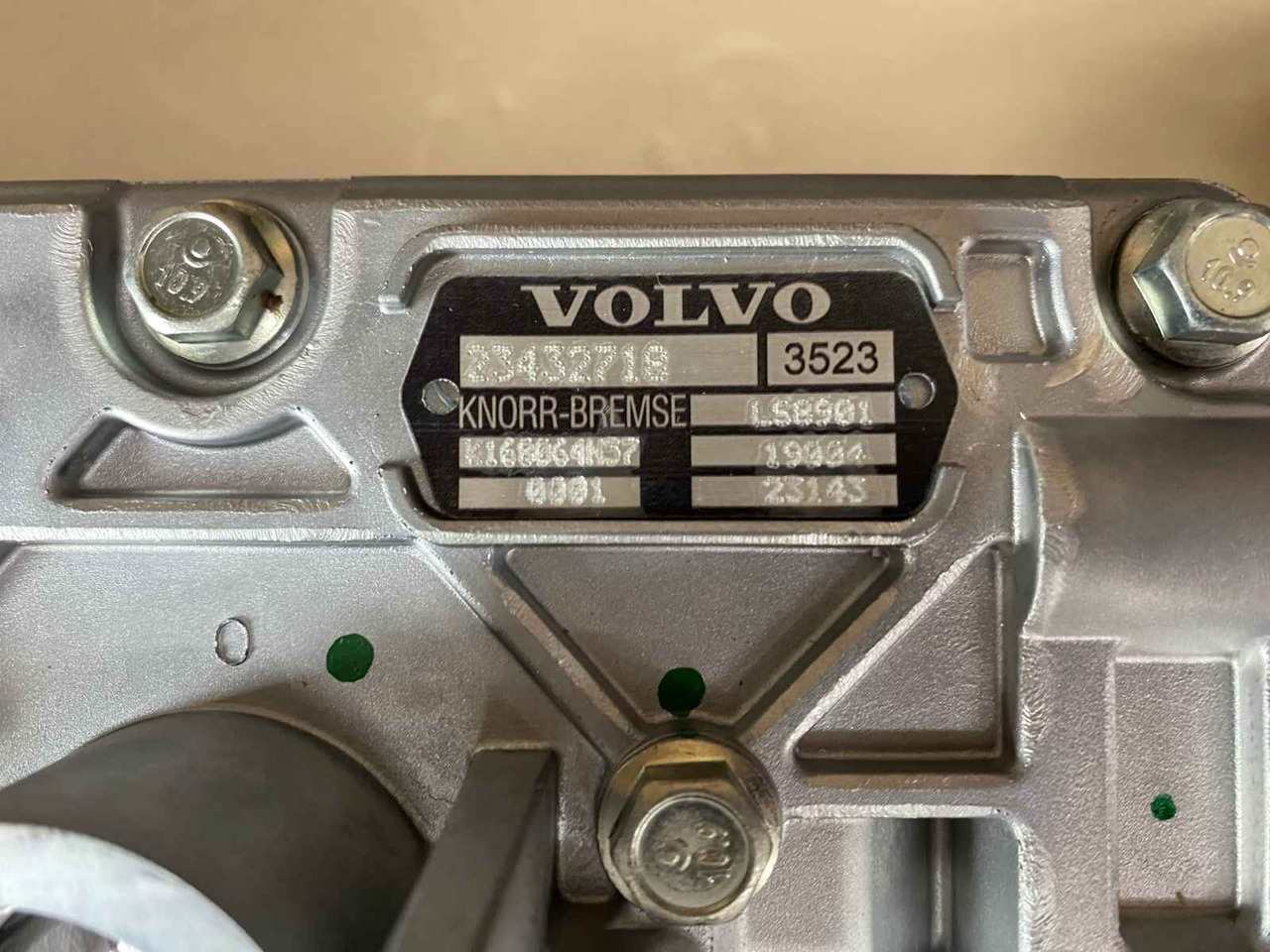 VOLVO AIR COMPRESSOR 23432718 - Kompresors - Kravas automašīna: foto 2 VOLVO AIR COMPRESSOR 23432718 - Kompresors - Kravas automašīna: foto 2