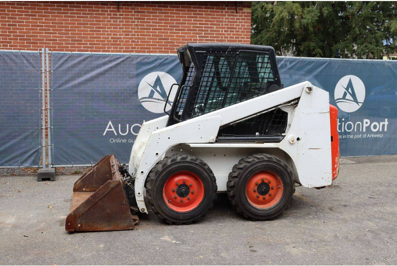 Bobcat S130 - Riteņu iekrāvējs: foto 1 Bobcat S130 - Riteņu iekrāvējs: foto 1