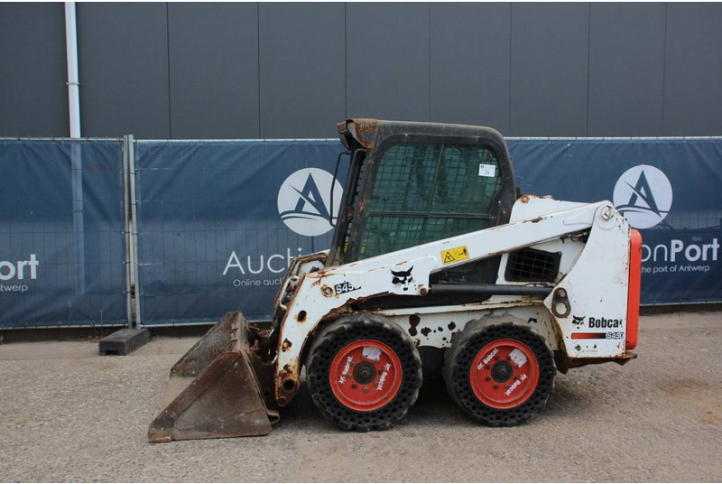 Bobcat S450 - Riteņu iekrāvējs: foto 1 Bobcat S450 - Riteņu iekrāvējs: foto 1
