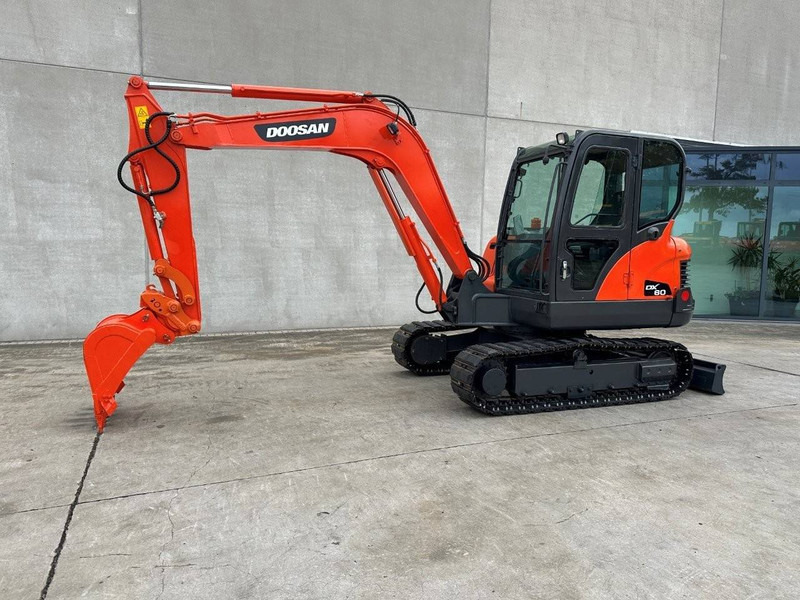 Doosan DX60 - Kāpurķēžu ekskavators: foto 1 Doosan DX60 - Kāpurķēžu ekskavators: foto 1