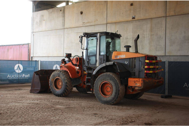 Hitachi ZW180 - Riteņu iekrāvējs: foto 3 Hitachi ZW180 - Riteņu iekrāvējs: foto 3