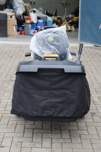 John Deere X350R - Zāles pļāvējs: foto 5 John Deere X350R - Zāles pļāvējs: foto 5