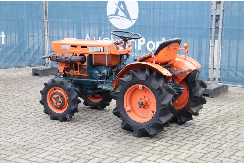 Kubota B7001 - Traktors: foto 3 Kubota B7001 - Traktors: foto 3