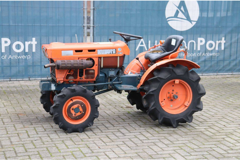 Kubota B7001 - Traktors: foto 1 Kubota B7001 - Traktors: foto 1
