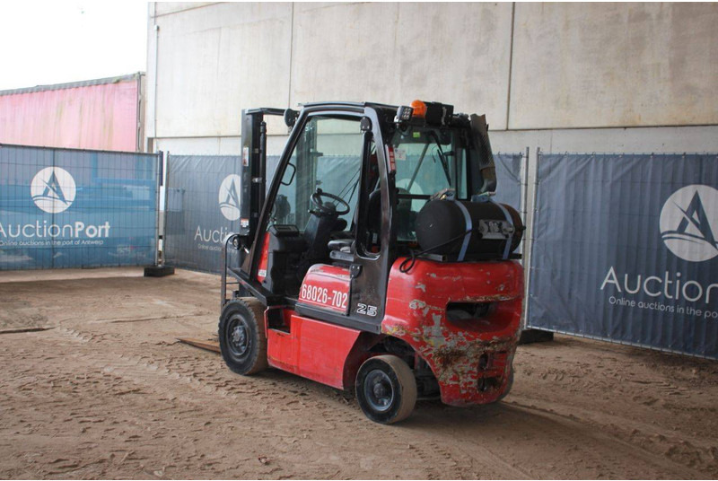 Nissan 25 - Gāzes iekrāvējs: foto 3 Nissan 25 - Gāzes iekrāvējs: foto 3