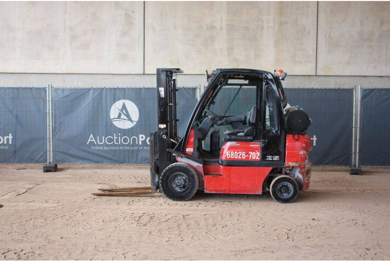 Nissan 25 - Gāzes iekrāvējs: foto 2 Nissan 25 - Gāzes iekrāvējs: foto 2