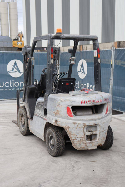 Nissan PL02 - Gāzes iekrāvējs: foto 4 Nissan PL02 - Gāzes iekrāvējs: foto 4