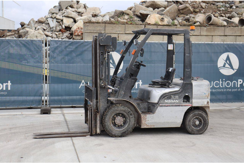 Nissan PL02 - Gāzes iekrāvējs: foto 1 Nissan PL02 - Gāzes iekrāvējs: foto 1