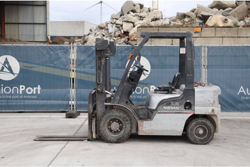 Nissan PL02 - Gāzes iekrāvējs: foto 2 Nissan PL02 - Gāzes iekrāvējs: foto 2