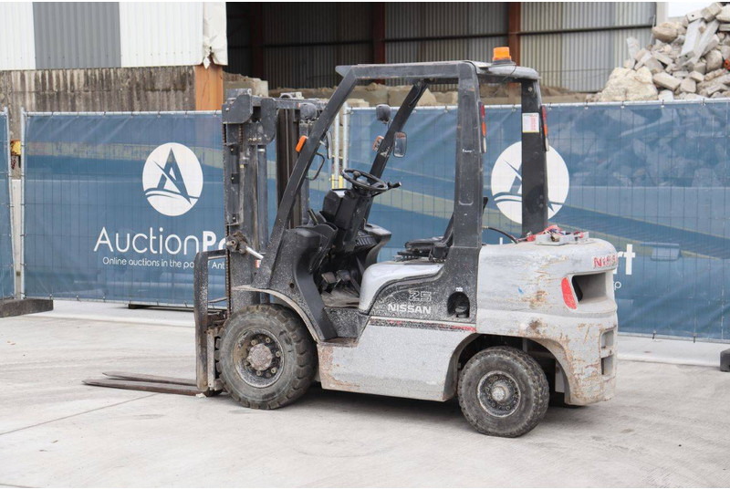 Nissan PL02 - Gāzes iekrāvējs: foto 3 Nissan PL02 - Gāzes iekrāvējs: foto 3