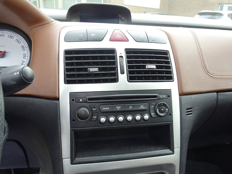 Sedans Peugeot 307 CC 1.6i: foto 15
