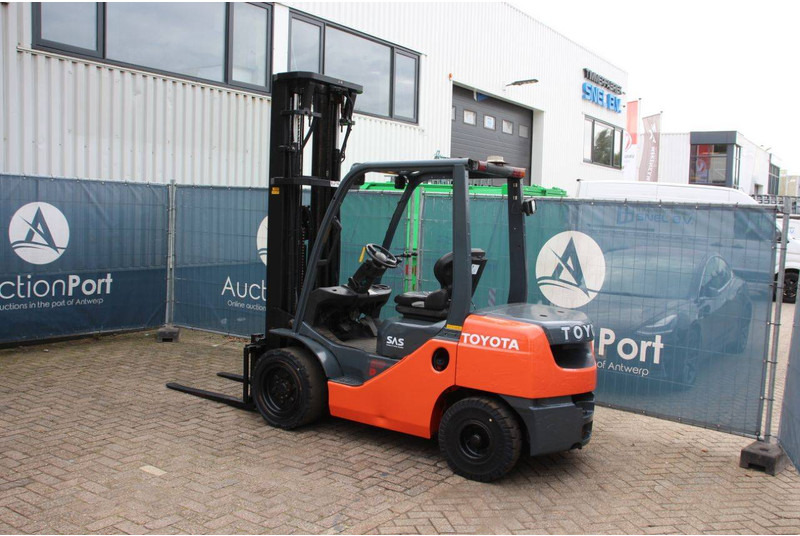 Toyota 02-8FDF30 - Dīzeļiekrāvējs: foto 3 Toyota 02-8FDF30 - Dīzeļiekrāvējs: foto 3