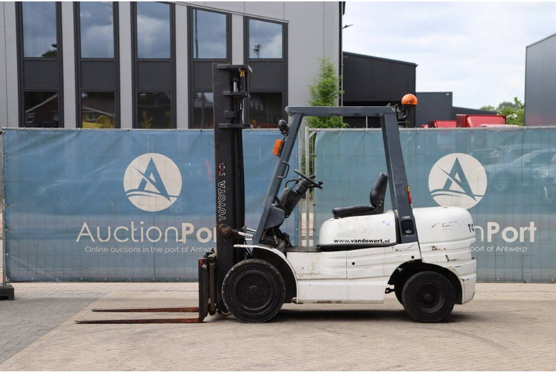 Toyota 62-6FDF30 - Dīzeļiekrāvējs: foto 2 Toyota 62-6FDF30 - Dīzeļiekrāvējs: foto 2