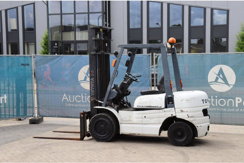 Toyota 62-6FDF30 - Dīzeļiekrāvējs: foto 3 Toyota 62-6FDF30 - Dīzeļiekrāvējs: foto 3