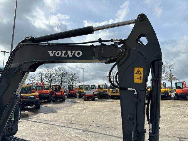 Kāpurķēžu ekskavators Volvo EC60C: foto 13
