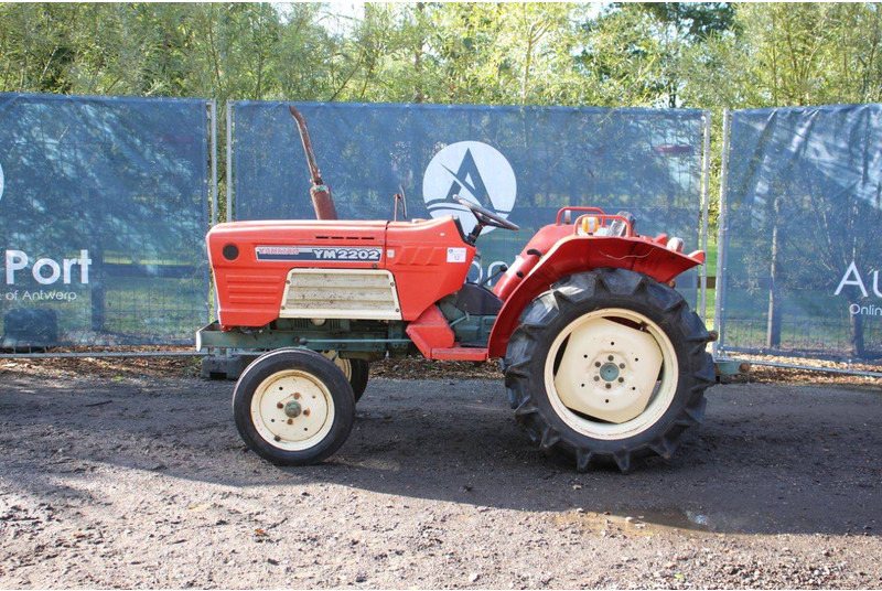 Yanmar YM2202 - Traktors: foto 2 Yanmar YM2202 - Traktors: foto 2