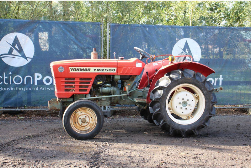 Yanmar YM2500 - Traktors: foto 1 Yanmar YM2500 - Traktors: foto 1