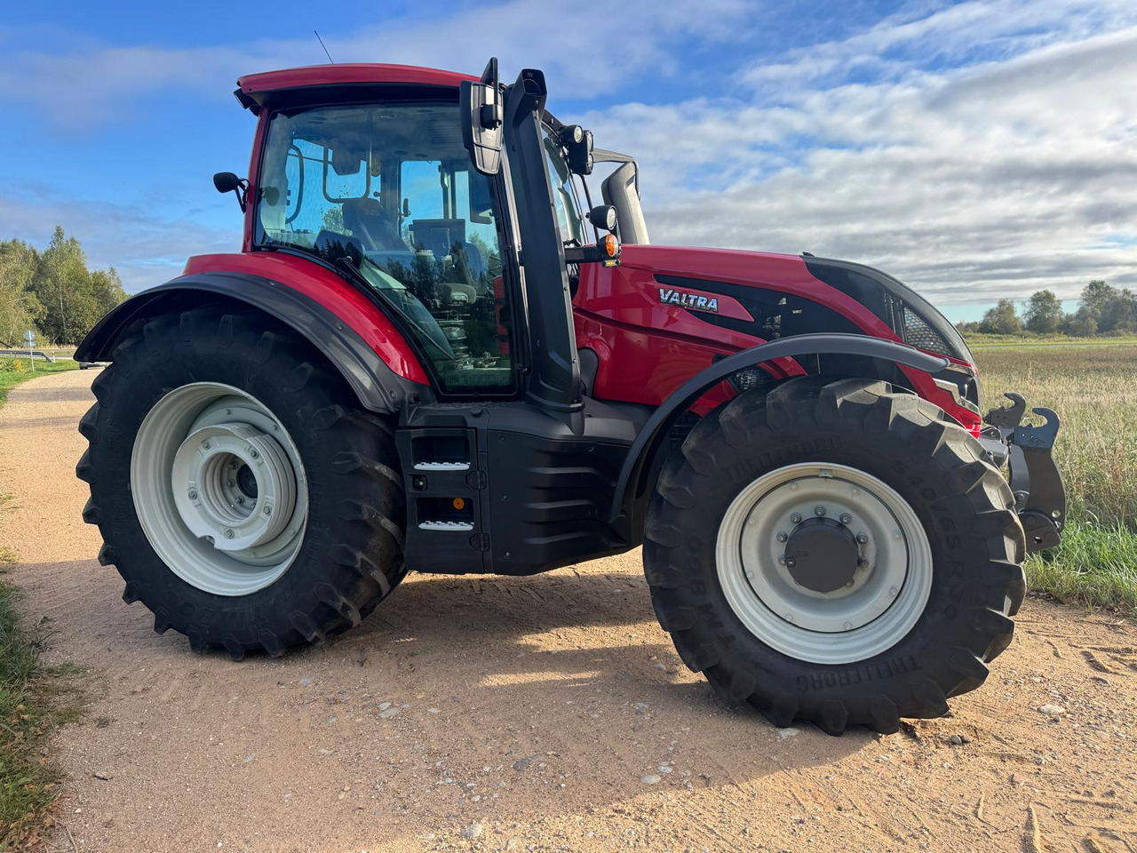 Valtra T255 - Traktors: foto 1 Valtra T255 - Traktors: foto 1
