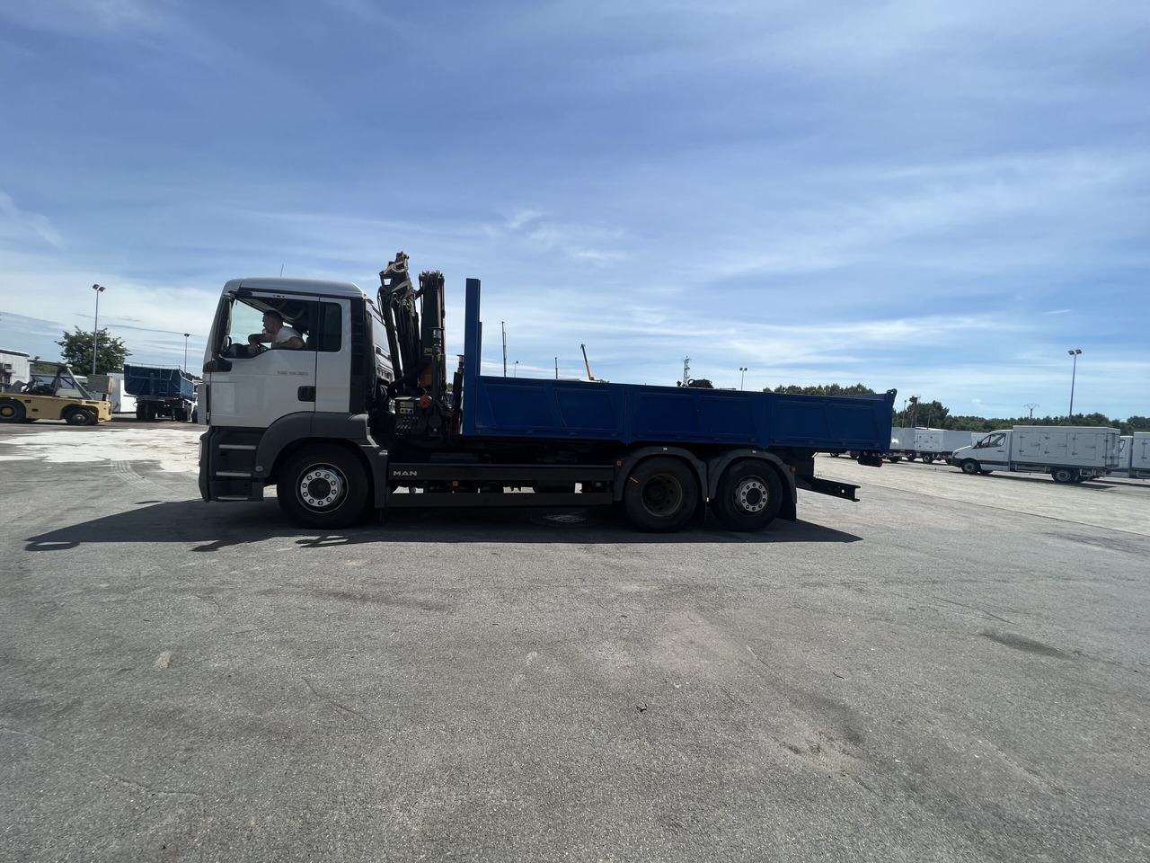 CAMION GRUA Y BASCULANTE MAN 26320 - Kravas automašīna pašizgāzējs, Kravas auto ar manipulatoru: foto 3 CAMION GRUA Y BASCULANTE MAN 26320 - Kravas automašīna pašizgāzējs, Kravas auto ar manipulatoru: foto 3