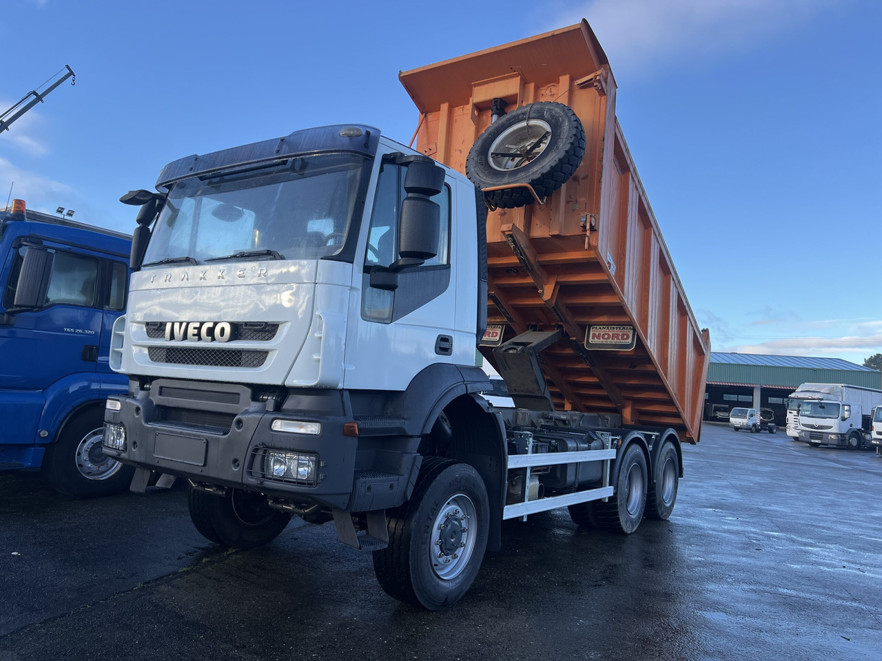 CAMION VOLQUETE IVECO TRAKKER 450 6X6 - Kravas automašīna pašizgāzējs: foto 1 CAMION VOLQUETE IVECO TRAKKER 450 6X6 - Kravas automašīna pašizgāzējs: foto 1